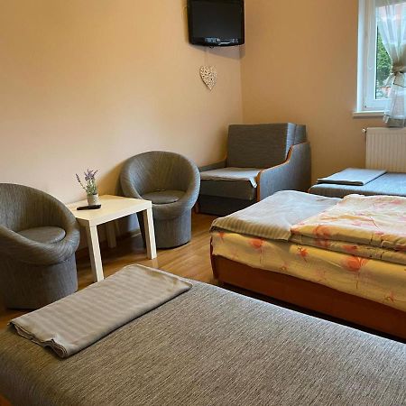 Pod Lipami Hostel Kolczyglowy Bagian luar foto